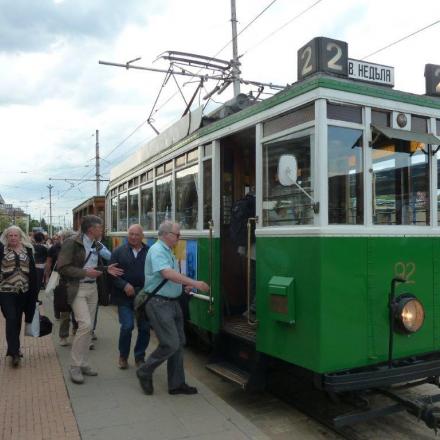 Embarquement dans le tramway historique devant la gare de Sofia