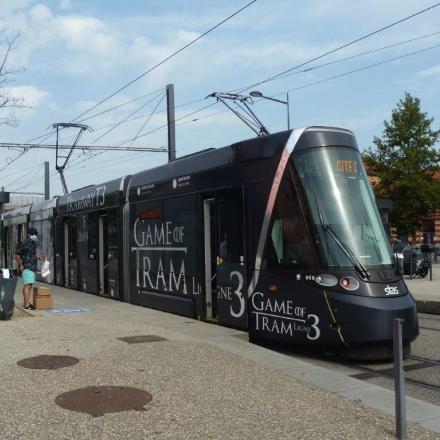 Gare de Saint-Etienne Chateaucreux : rame CAF ligne T2 pelliculée pour ouverture T3