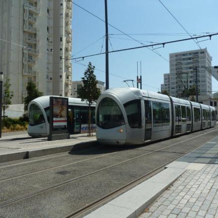 Station Debourg, cmmune avec T6 (à gauche) et T1 (à droite)