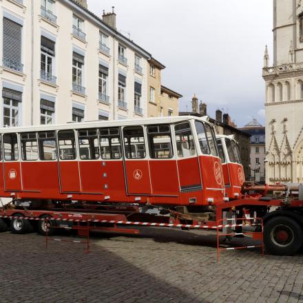 Les rames du funiculaire de Lyon-Fourvière en attente sur la place Saint-Jean