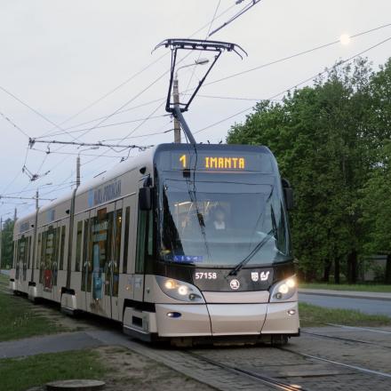 Riga : Tramway Skoda type 15t N° 57158 à Alexandra Grina Bulvaris