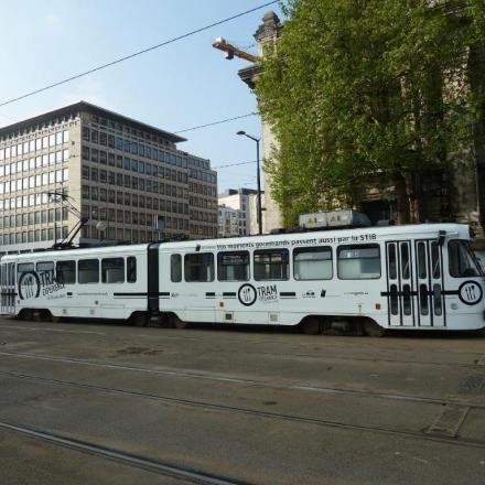 Tram 7601 « Tram expérience ». Tram restaurant PCC double ex 7765. Constructeur La Brugeoise Nivelles à partir de 1972. Livré à la STIB. Aménagé en tram restaurant en 2012. Va subir une rénovation à partir de Juin 2019. (photo place Poelaert)