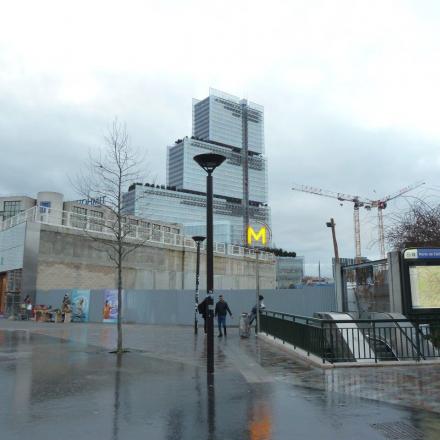 Paris - ligne 14 station Porte de Clichy entrée face au nouveau palais de justice