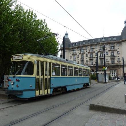 Tram PCC de Gand (remis peinture origine) devant la gare Saint-Pierre