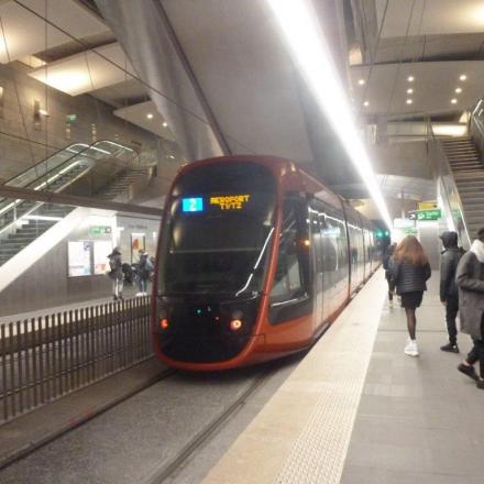 Station Jean Médecin, tramway en direction de l'aéroport