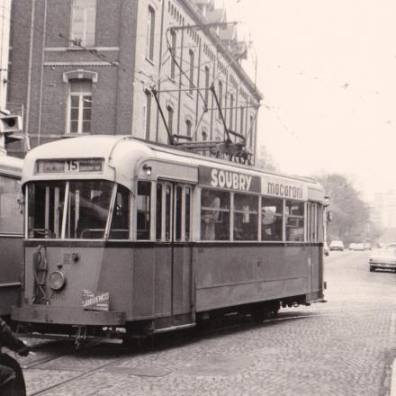 La motrice 408 assure un service de la ligne 15