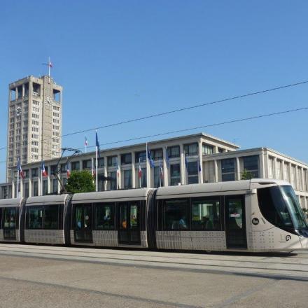 Tramway devant l'Hôtel de ville du Havre