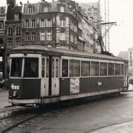 La motrice ELRT 254 devant l'opéra aborde les aiguilles du terminus (26/12/1982)