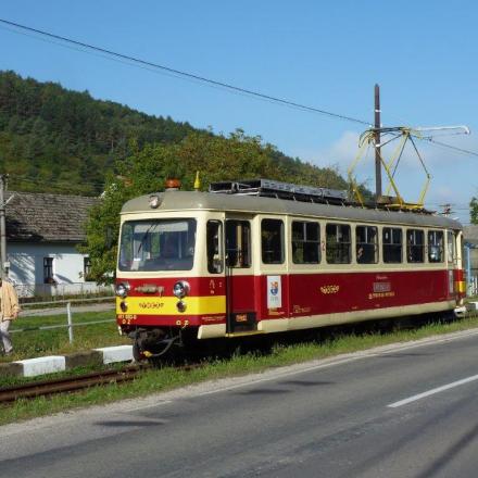Automotrice TREZ 411-903, en ligne entre Trencianska Tepla et Trencianské Teplice