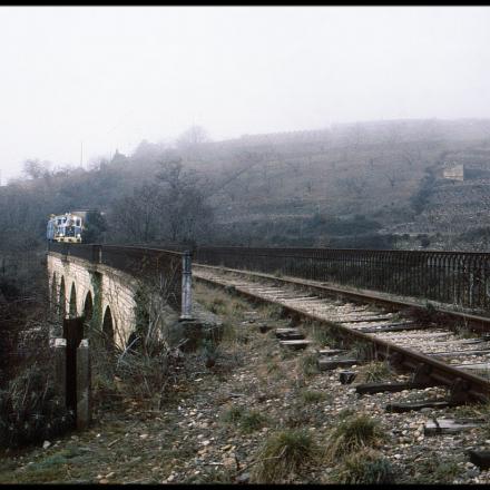 Le train d'inauguration du TTLM va franchir un viaduc à la sortie de MONS-LA-TRIVALLE le 29 février 1992.
