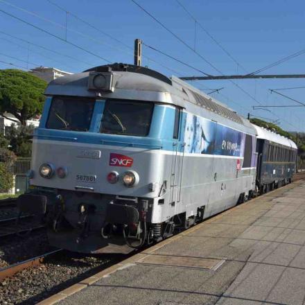 La BB 67561 arrive de Vitimille, avec retard, achemine la WL 3309 et passe la gare de Cannes la Bocca