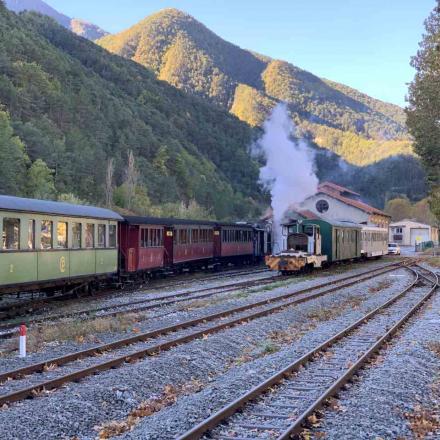 La Mallet E 211 se refoule le train en gare de Puget-Théniers : elle fume abondament !