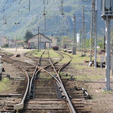 La symétrie et l'harmonie des courbes : aiguillage triple sur la ligne (ex Midi) Toulouse la Tour-de-Carol en gare de Tarascon sur Ariège le 24 avril 2003