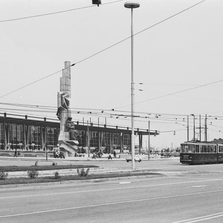 La gare centrale de Sofia a été reconstruite en 1974 par l’architecte Milko Bechev dans le style caractéristique des pays communistes. Juste le temps de prendre un petit déjeuner dans la galerie souterraine face à la gare et de photographier un tramway : la motrice 874 appartient au type « Sofia 65 » livré à 175 exemplaires par la firme locale Tramkar entre 1968 et 1977.