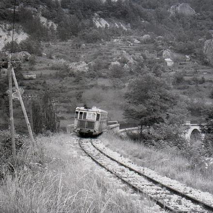 Un ABH dans la grande courbe en rampe au dessus d'Annot à la Pentecôte 1972.