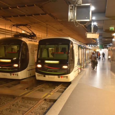 Terminus Gare Lille Flandre : termininus des lignes R & T que nous allons emprunter pour rejoindre le Croisé Laroche. Ce terminus souterrain a remplacé le terinus historisque autour de l'opéra de Lille, utilisé par les motrices 500 de l'ELRT