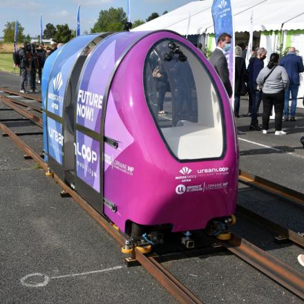 Une capsule : remarquez le rail en L fort simple, qui achemine le courant 72V continu necessaire au fonctionnement des capsules (moteurs et informatique)