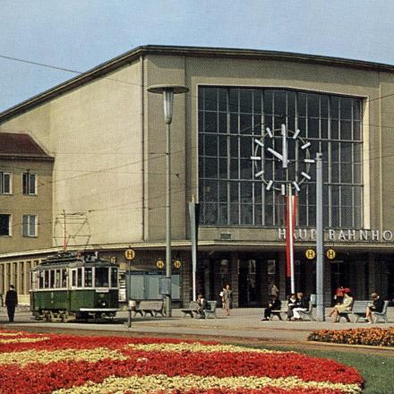 tramway, vraisemblablement du type D devant la gare centrale