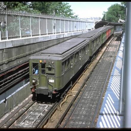 la M2 840 quitte la station Quai de la Rapée avant de remonter vers la station Austerlitz. Dimanche 1 juin 1975