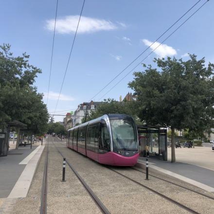 Gare SNCF : terminus de la ligne 1 : vous pouvez apercevoir un tramway de la ligne 2 au loin
