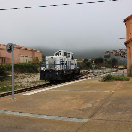 La BB 407 manoeuvre en gare de l'Ile Rousse