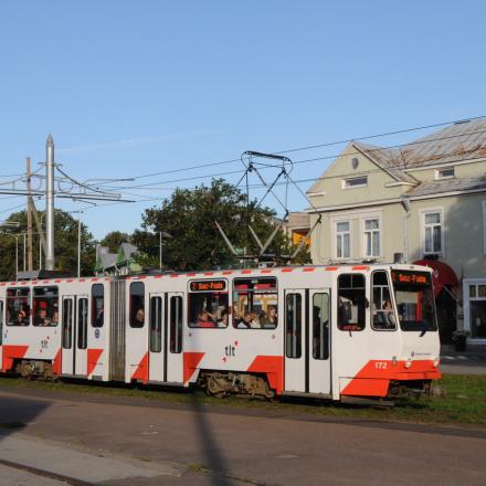 La motrice KT4D n° 172, construite en 1987 pour le réseau est-allemand d’Erfurt, est arrivée àTallinn en 2009. Elle circule devant l’hôtel où nous avons passé la nuit près de la BALTI JAAM (gare de la Baltique) sur la ligne 2 Kopli - Suur-Paala.