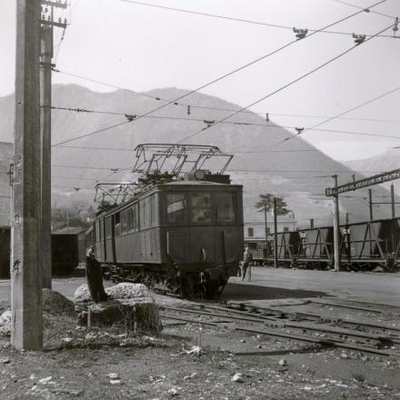La Mure : automotrice série A1-A8, construction La Buire : ces automotrices marchaient à l'origine en 2400 v cc bifilaire (+et- 1200 v). Sur la photo elles roulaient en 2400 v avec des pantographes reliés entre eux