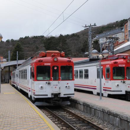 La rame est presque vide lorsque nous arrivons au terminus, Cercedilla. Il fait très frais et ce n’est pas étonnant, nous sommes à 1158 mètres d’altitude. Après un café bienvenu à l’hôtel qui domine la gare, nous revenons sur le premier quai où stationnent les automotrices 442.006 et 002 de la ligne à voie métrique Cercedilla - Cotos. Construites à six exemplaires par MTM à Barcelona, les trois premières en 1976 et les trois autres en 1982 et 83, leurs origines suisses sautent aux yeux. Elles sont dérivées en effet des rames du Lausanne - Echallens - Bercher, avec un équipement électrique Brown Boveri et des bogies Schlieren. Sur les six unités, seule la 003 manque à l’appel car elle a été démolie en 1998.
