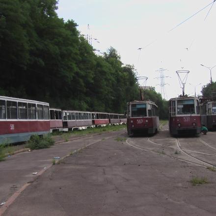 Mariupol en 2005, rames KTM5 sur les voies de garage du dépôt N°3.