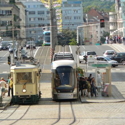 Linz :Sur la Hauptplatz, côte à côte, une rame ancienne du Postlingerbahn , N° XI, et la rame Cityrunner N° 004 (28/06/205)