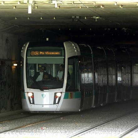 Une rame dans le court tunnel sous la rue d’Aubervilliers