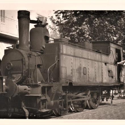 Le 6 septembre 1957 locomotive 030 sur les quais du port. La desserte des chantiers est déjà gênée par la circulation automobile. Photo Francis Perenon, collection Jacques Perenon.