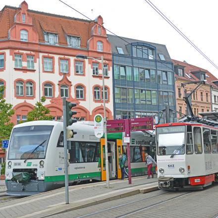 Matériel à voie normale (VT 156) et le tramway Tatra numéro 944 (type KT4DMC N° 928 à 949 ( 943 et 948 = détruits) construits entre 1987 et 1990): station centrale