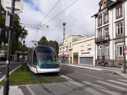 Porte Blanche : un tramway de la ligne F s'engage sur les voies interpénétrées
