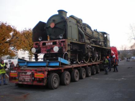 La 231 E 41 a été chargée sur le camion