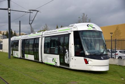 La rame 110 devant  le centre de maintenance du tramway d'Avignon