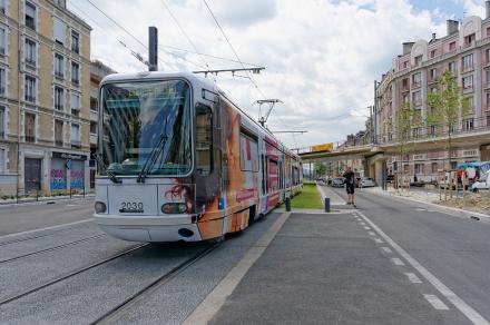 La rame inaugurale 2030 de la ligne E du tramway de Grenoble quittant l'arrêt Condorcet - Jvillafruela (Wikimédia Commons)