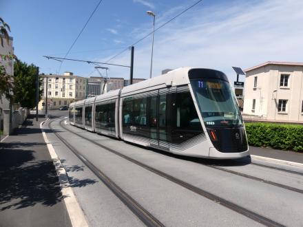 la rame 1023, venet de quitter la gare, se dirige vers Hérouville Saint Claire sur la ligne T1