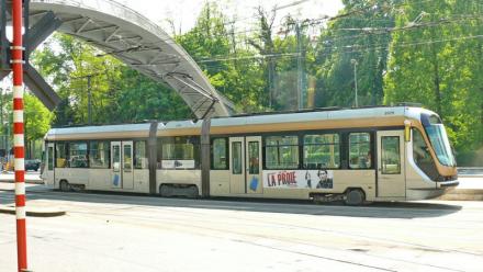 Rame 2029 (Tram 2000) assurant la ligne 94, quittant Musée du Tram - Claude Villetaneuse