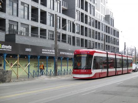 La rame 4401 lors des essais dans les rues de Toronto. Auteur TheTrolleyPole (CCA commons.wikimedia.org)