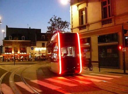 Tramway de Tours éclairé le soir