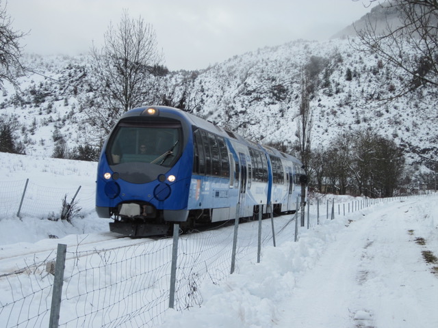 le train 3 avec la rame AMP à la station de Saint Benoit