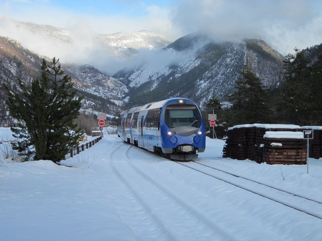 Le train 5 avec une rame AMP en livrée Zou à Pont de Gueydan