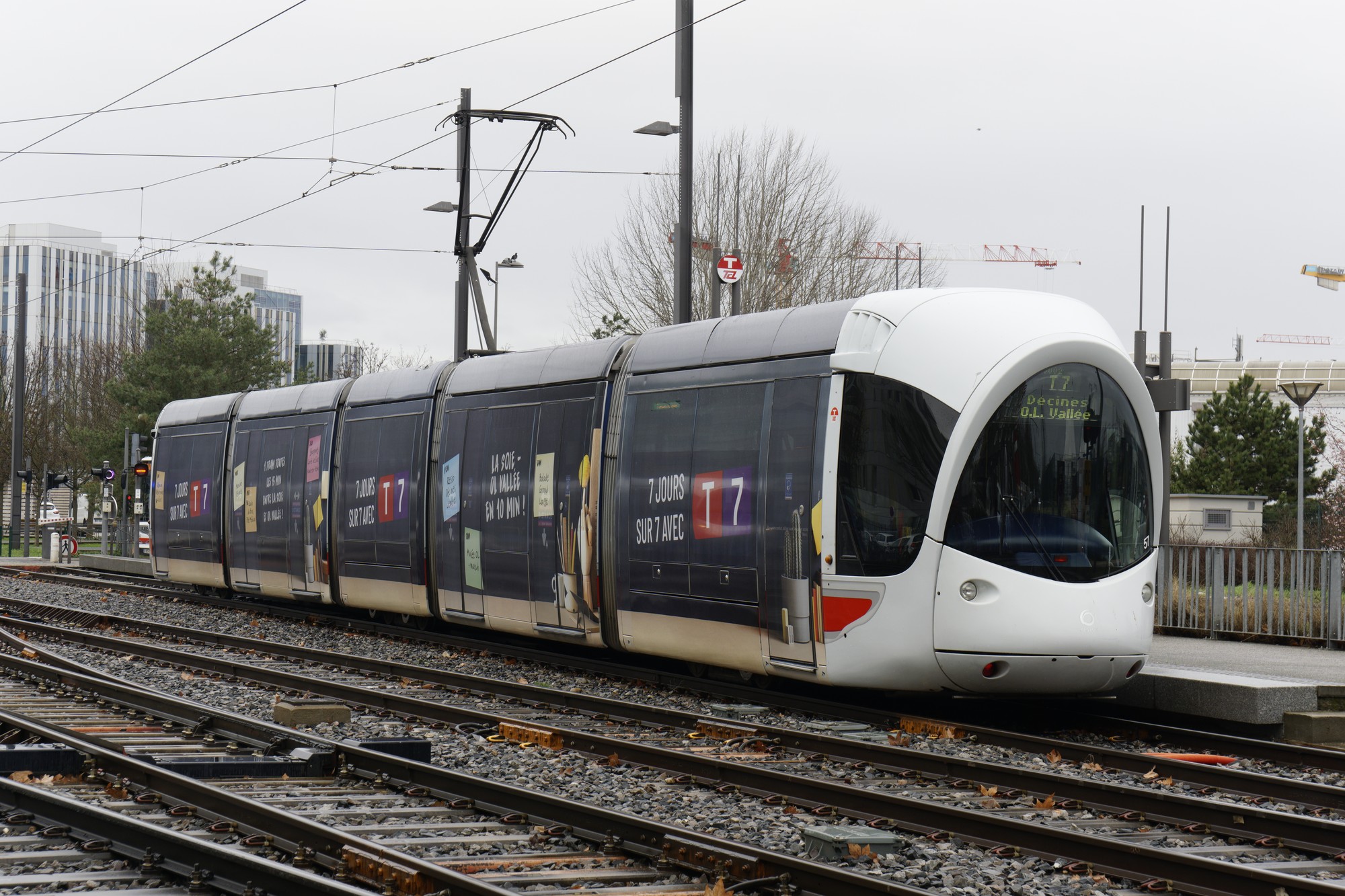 La rame 857 pelliculée pour l'inauguration du T7 Lyonnais