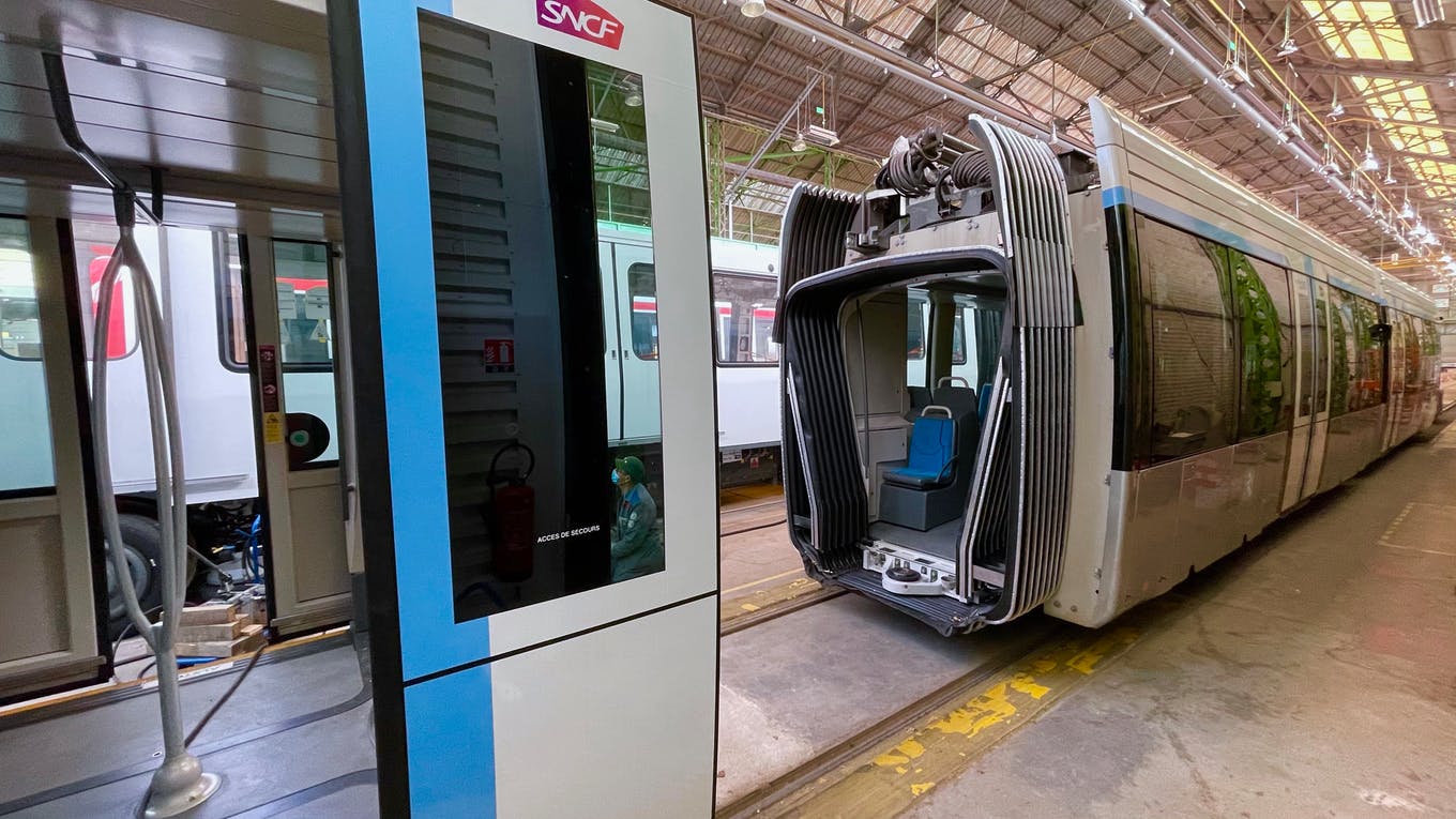 La première rame du T13 Ile-de-France dans l'usine de Valenciennes