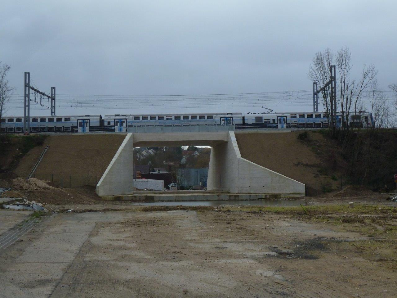 Passage du T12 express sous les voies de la ligne Paris Orléans