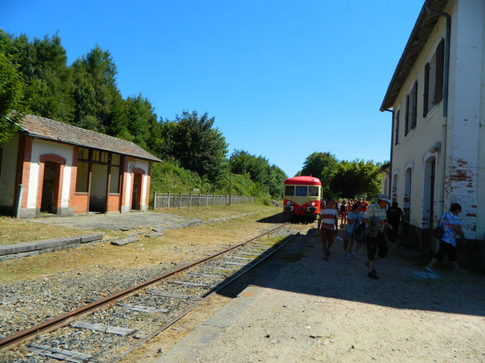 Autorail X2807 du CFHF arrivant à la Chaise-Dieu