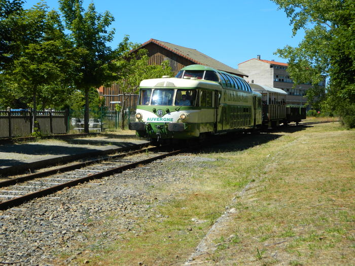 L'autorail panoramique X4208 de l'AGRIVAP entre en gare de la Chaise-Dieu