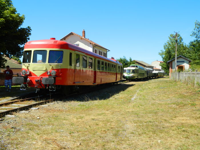 Les trois trains stationnent en gare